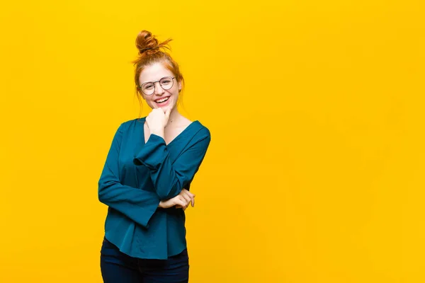 Jong Rood Hoofd Vrouw Glimlachen Genieten Van Het Leven Gelukkig — Stockfoto