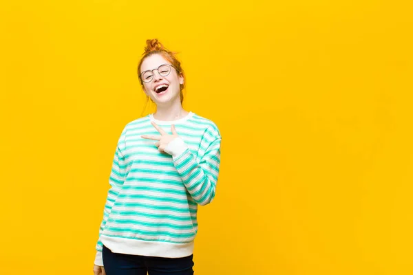 Genç Kızıl Saçlı Kadın Mutlu Pozitif Başarılı Hissediyor Göğsünde Şeklinde — Stok fotoğraf