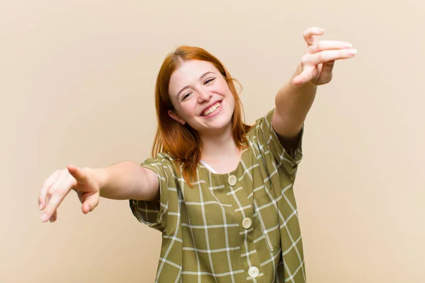 Jong Rood Hoofd Mooi Vrouw Gevoel Gelukkig Zelfverzekerd Wijzend Naar — Stockfoto