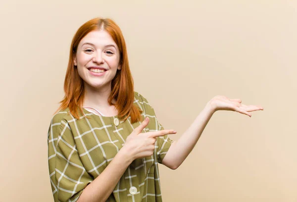 Junge Rote Kopf Hübsche Frau Lächelnd Glücklich Unbeschwert Und Zufrieden — Stockfoto