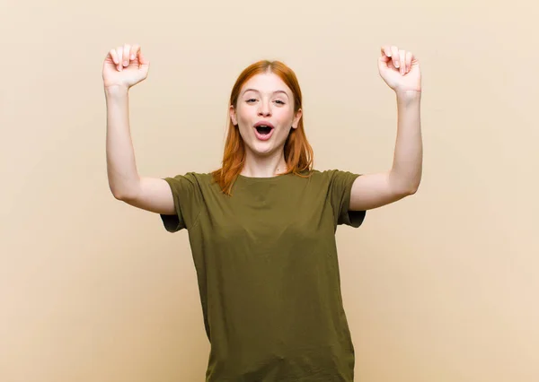 Jovem Ruiva Mulher Bonita Cabeça Celebrando Sucesso Inacreditável Como Vencedor — Fotografia de Stock