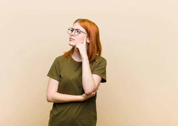 Fiatal Vörös Hajú Csinos Koncentrált Pillantást Kíváncsi Egy Kétes Arckifejezéssel — Stock Fotó