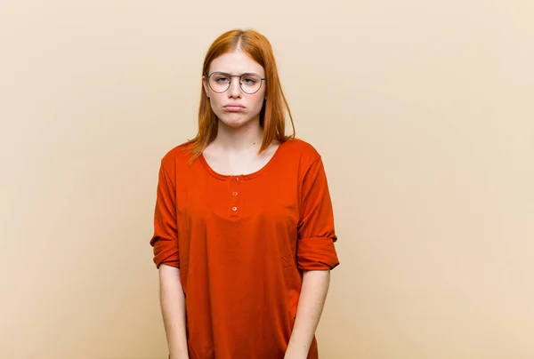 Junge Frau Mit Rotem Kopf Traurig Und Gestresst Aufgebracht Wegen — Stockfoto