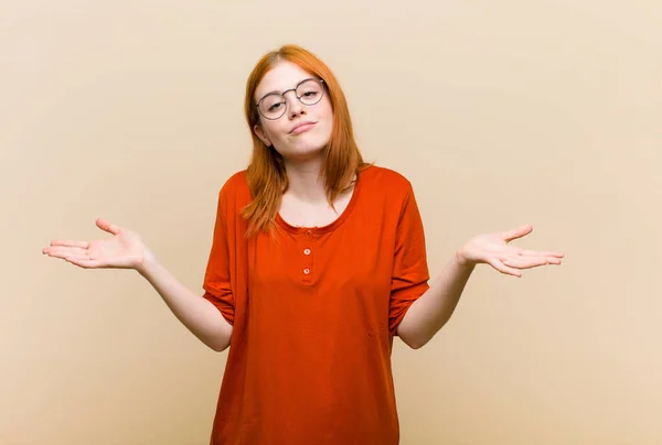 Jonge Rode Hoofd Mooie Vrouw Voelt Zich Verward Verward Onzeker — Stockfoto