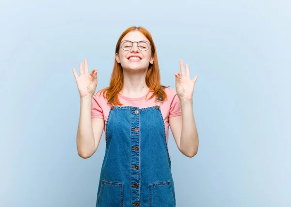 Jong Rood Hoofd Mooi Vrouw Kijken Geconcentreerd Mediteren Gevoel Tevreden — Stockfoto