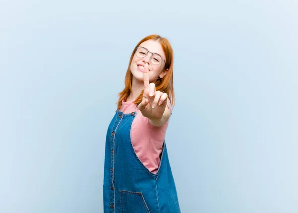 Joven Rojo Cabeza Bonita Mujer Sonriendo Orgullosamente Con Confianza Haciendo — Foto de Stock