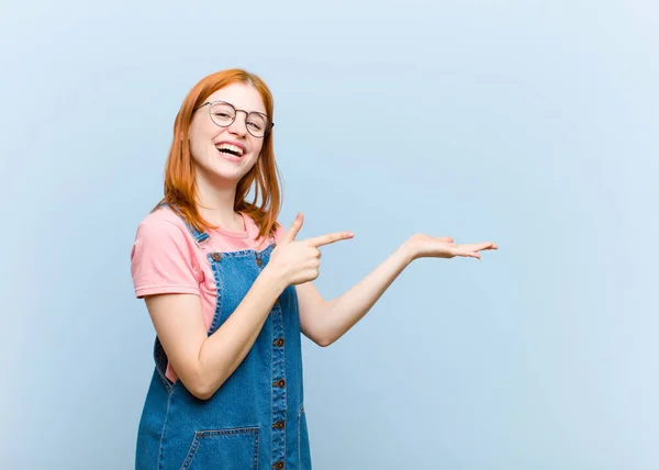 Ung Röd Huvud Vacker Kvinna Leende Känna Sig Lycklig Bekymmerslös — Stockfoto