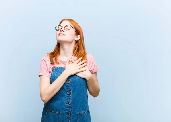 Giovane Rossa Bella Donna Con Testa Triste Ferita Con Cuore — Foto Stock