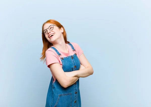 Ung Röd Huvud Vacker Kvinna Ler Glatt Känna Sig Glad — Stockfoto