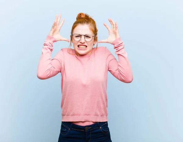 Joven Cabeza Roja Bonita Mujer Gritando Con Las Manos Alto — Foto de Stock