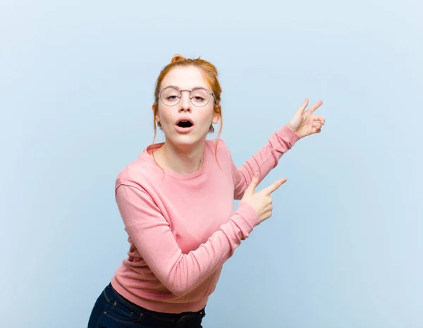 Ung Röd Huvud Vacker Kvinna Känsla Chockad Och Förvånad Pekar — Stockfoto