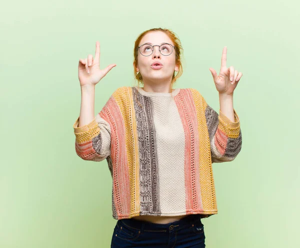 Junge Hübsche Rote Kopf Frau Schaut Schockiert Erstaunt Und Mit — Stockfoto