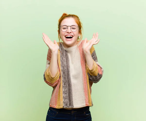 Ung Söt Röd Huvud Kvinna Ser Glad Och Upphetsad Chockad — Stockfoto