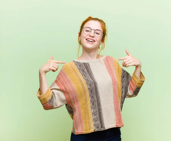 Jong Mooi Rood Hoofd Vrouw Zoek Trots Positief Casual Wijzen — Stockfoto