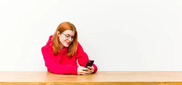 Giovane Testa Rossa Bella Donna Davanti Tavolo Legno Con Telefono — Foto Stock