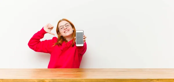 Giovane Testa Rossa Bella Donna Davanti Tavolo Legno Con Telefono — Foto Stock