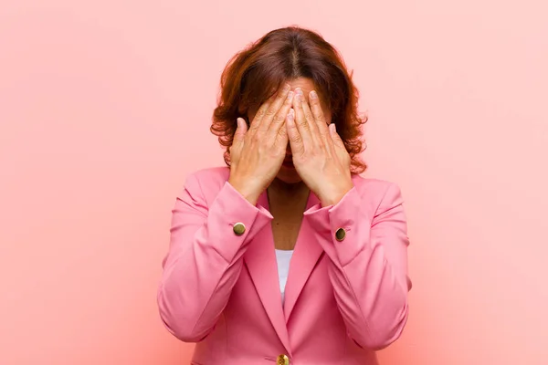 Mujer Mediana Edad Sintiéndose Triste Frustrada Nerviosa Deprimida Cubriendo Cara —  Fotos de Stock