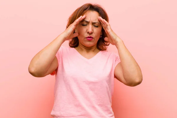 Femme Âge Moyen Regardant Stressé Frustré Travaillant Sous Pression Avec — Photo