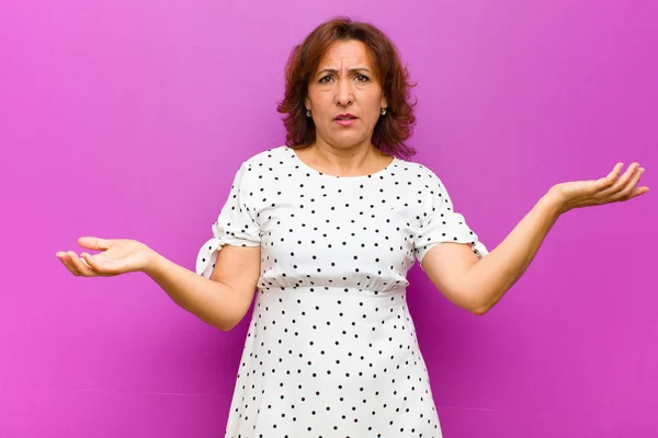 Middelbare Leeftijd Vrouw Kijken Verbaasd Verward Gestrest Afvragen Tussen Verschillende — Stockfoto