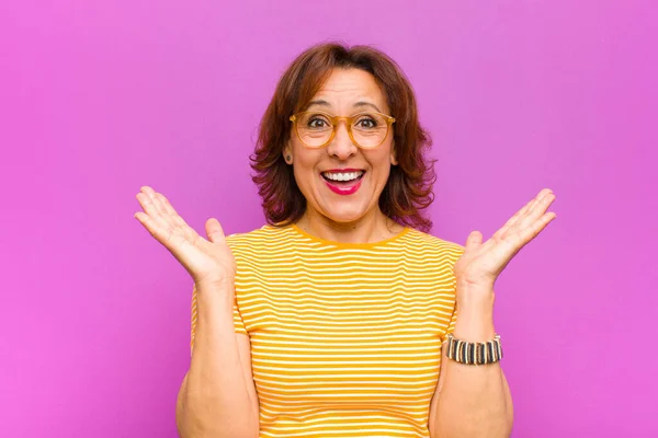 Mujer Mediana Edad Que Feliz Emocionada Sorprendida Con Una Sorpresa — Foto de Stock