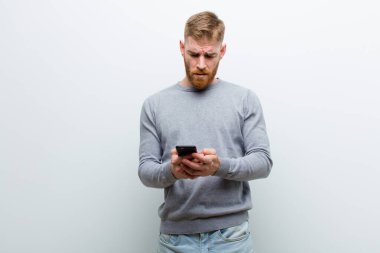 beyaz arka plan karşı bir akıllı telefon ile genç kırmızı kafa adam