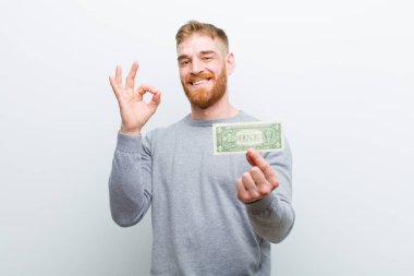 beyaz arka plan karşı dolar ile genç kırmızı kafa adam
