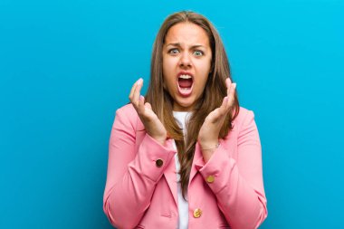 Genç kadın umutsuz ve hayal kırıklığına uğramış görünüyor, stresli, mutsuz ve sinirli, bağırıyor ve çığlık atıyor.