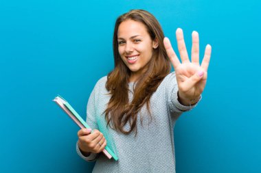 mavi arka plan karşı bir dizüstü bilgisayar ile genç kadın