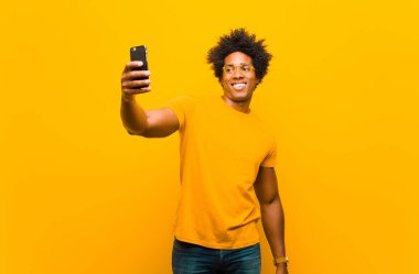 Portakal Torbası 'na karşı akıllı telefonu olan Afrikalı genç bir Amerikalı.