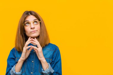 Genç, güzel bir kadın entrikalar ve komplolar kuruyor, sinsi hileler ve hileler düşünüyor, sarı arka plana karşı kurnazlık ve ihanet ediyor.