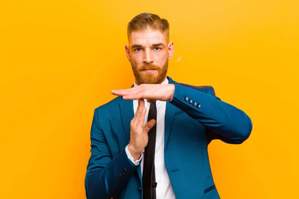 Junger Geschäftsmann Mit Rotem Kopf Der Ernst Streng Wütend Und — Stockfoto