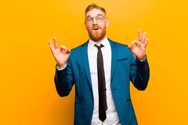 Junger Geschäftsmann Mit Rotem Kopf Ist Schockiert Erstaunt Und Überrascht — Stockfoto