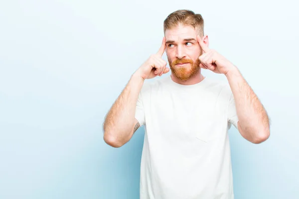 Junger Mann Mit Rotem Kopf Der Sich Verwirrt Oder Zweifelnd — Stockfoto