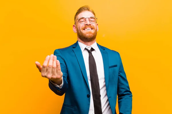 Jonge Roodharige Zakenman Voelt Zich Gelukkig Succesvol Zelfverzekerd Geconfronteerd Met — Stockfoto