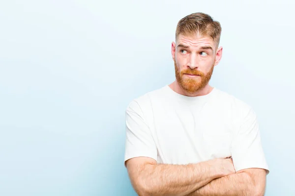 Junger Roter Mann Mit Besorgtem Verwirrtem Ahnungslosem Gesichtsausdruck Der Aufschaut — Stockfoto