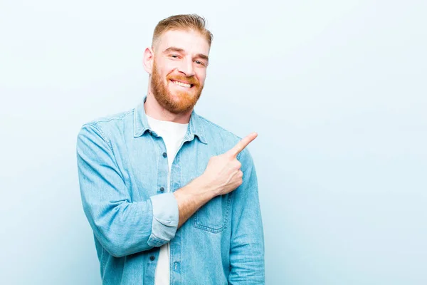 Junger Roter Mann Lächelt Fröhlich Fühlt Sich Glücklich Und Zeigt — Stockfoto