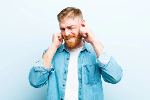 Jonge Rode Hoofd Man Kijkt Boos Gestrest Geïrriteerd Bedekken Beide — Stockfoto