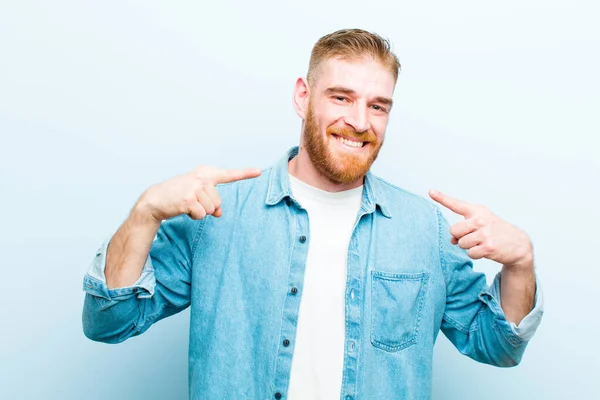 Joven Hombre Cabeza Roja Sonriendo Con Confianza Apuntando Propia Sonrisa —  Fotos de Stock