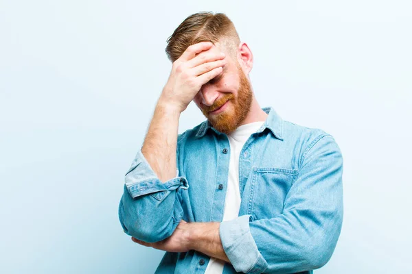 Jonge Rode Hoofd Man Kijken Gestrest Beschaamd Boos Met Een — Stockfoto