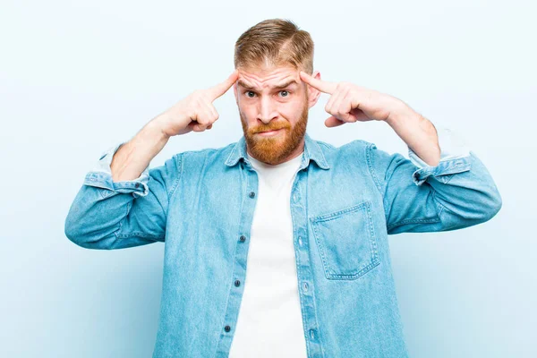 Junger Roter Kopf Mit Ernstem Und Konzentriertem Blick Brainstorming Und — Stockfoto