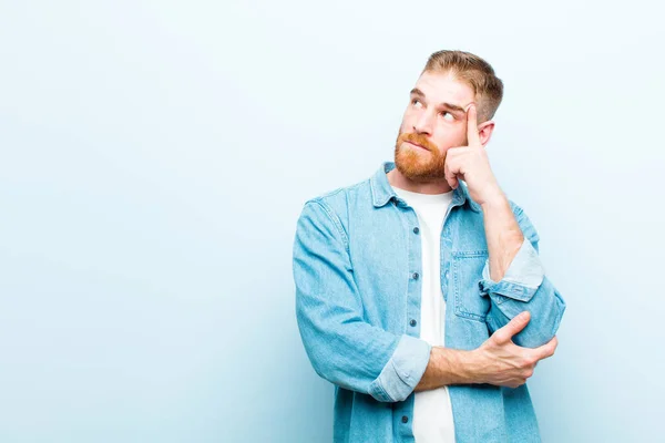 Junger Roter Kopf Mit Konzentriertem Blick Fragend Mit Zweifelndem Gesichtsausdruck — Stockfoto