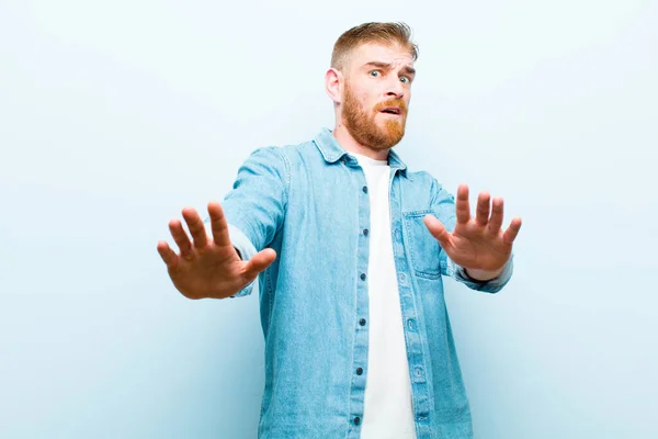 Junger Mann Mit Rotem Kopf Der Sich Verängstigt Fühlt Zurückweicht — Stockfoto