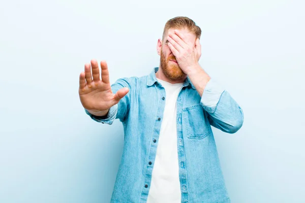 Ung Röd Huvud Man Täcka Ansiktet Med Handen Och Sätta — Stockfoto