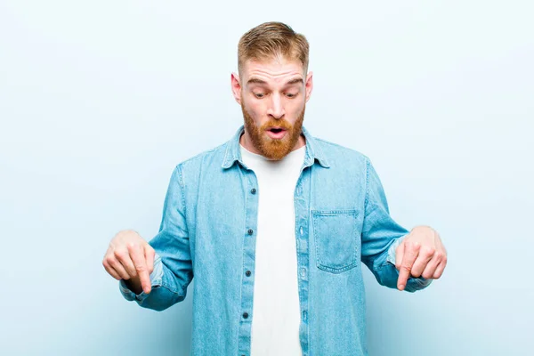 Junger Roter Kopf Der Schockiert Mit Offenem Mund Und Erstaunt — Stockfoto