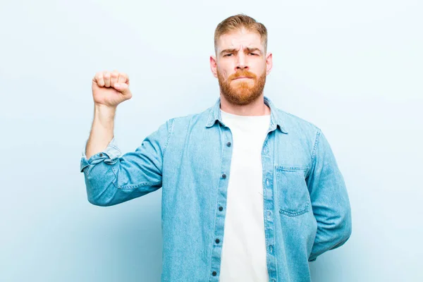 Junger Mann Mit Rotem Kopf Fühlt Sich Ernst Stark Und — Stockfoto