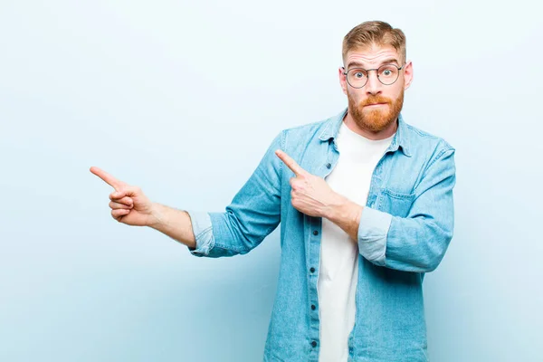 Junger Roter Kopf Schockiert Und Überrascht Zeigt Auf Den Kopierraum — Stockfoto