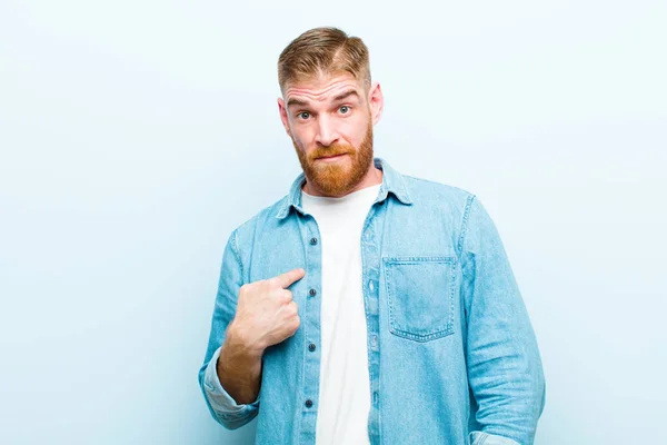 Der Junge Mann Mit Dem Roten Kopf Fühlt Sich Verwirrt — Stockfoto