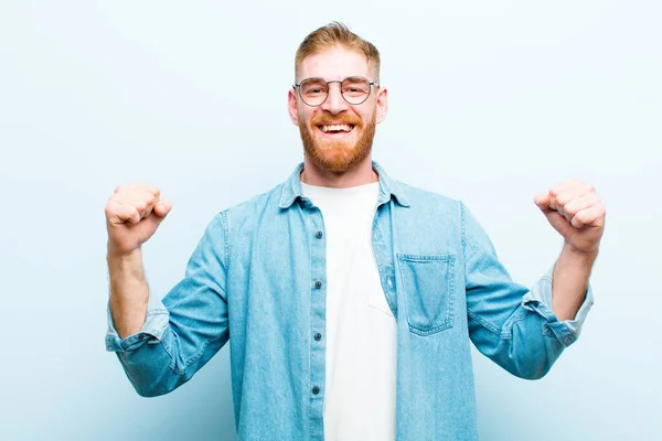 Giovane Uomo Testa Rossa Sentirsi Felice Positivo Successo Celebrando Vittoria — Foto Stock