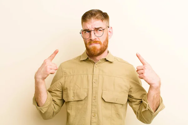 Junger Roter Mann Mit Schlechter Einstellung Der Stolz Und Aggressiv — Stockfoto