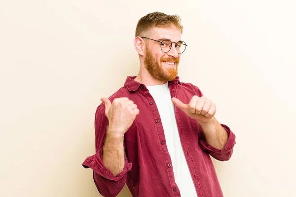 Genç Kızıl Saçlı Adam Neşeli Tesadüfen Fotokopi Alanını Işaret Ediyor — Stok fotoğraf